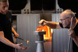 La fabricación de las bolas de Navidad con vidrio soplado
